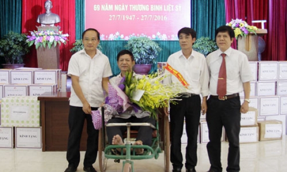 Cục Thuế tỉnh thăm, tặng quà mẹ Việt Nam Anh hùng và Trung tâm Điều dưỡng Thương binh Thuận Thành