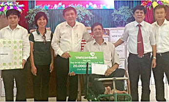 Vietcombank tặng 20 triệu đồng cải thiện đời sống thương bệnh binh