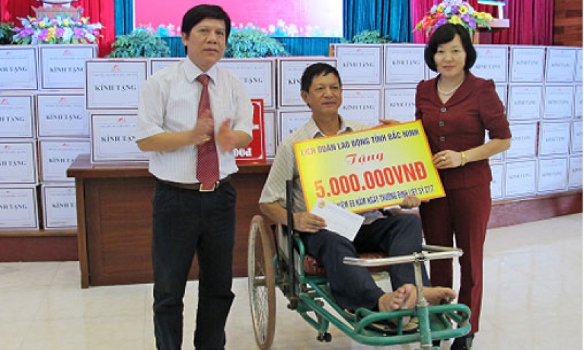 Liên đoàn Lao động tỉnh: Thăm, tặng quà Trung tâm Điều dưỡng Thương binh Thuận Thành