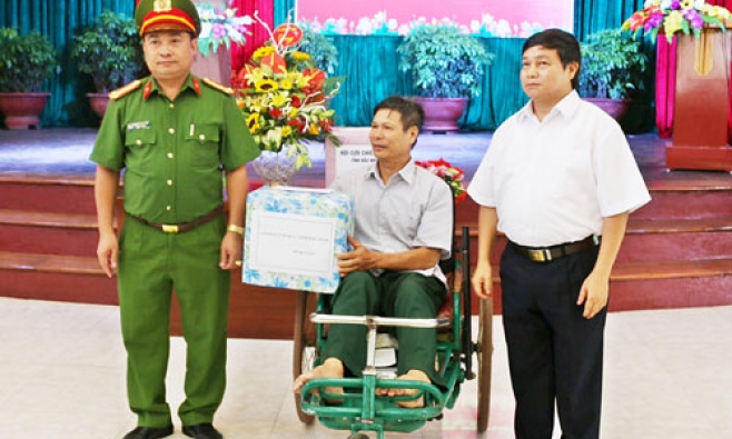 Cảnh sát Phòng cháy và Chữa cháy tỉnh tặng quà Trung tâm điều dưỡng thương binh Thuận Thành