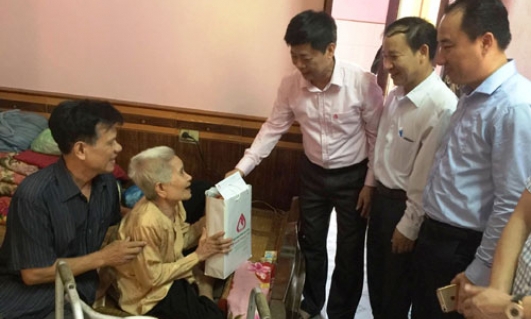 Thăm hỏi, tặng quà thương, bệnh binh và gia đình liệt sỹ