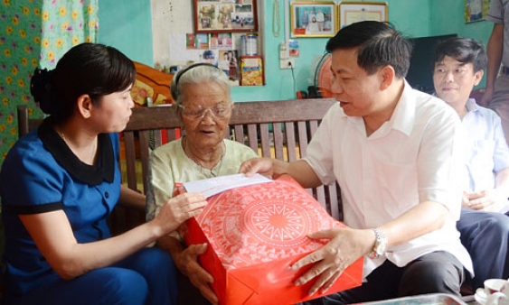 Bí thư Tỉnh ủy Nguyễn Nhân Chiến thăm, tặng quà đối tượng chính sách nhân Ngày Thương binh Liệt sỹ (27-7)