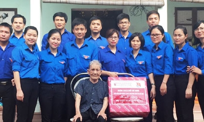 Chi đoàn Agribank Chi nhánh tỉnh Bắc Ninh: Thăm tặng quà Mẹ Việt Nam Anh hùng