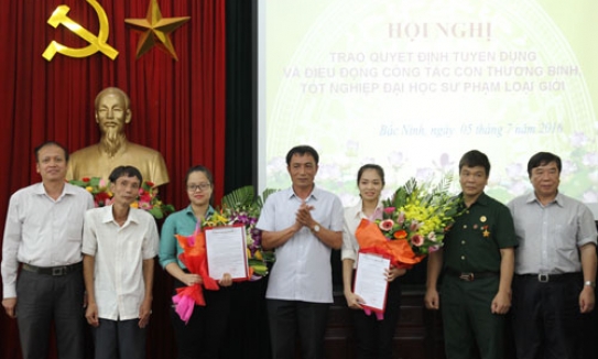 Trao quyết định tuyển dụng đặc cách 2 con thương binh tốt nghiệp Đại học loại Giỏi vào viên chức 