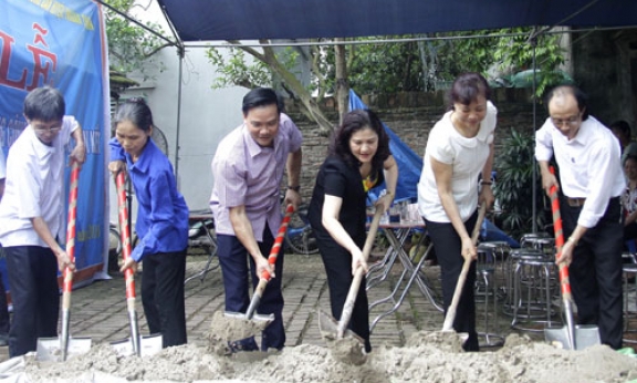 Lãnh đạo tỉnh dự lễ khởi công xây dựng nhà Đại đoàn kết tại Thuận Thành