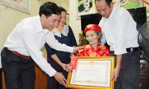Phong tặng danh hiệu vinh dự Nhà nước “Bà Mẹ Việt Nam Anh hùng” cho Mẹ Mẫn Thị Nhiếp