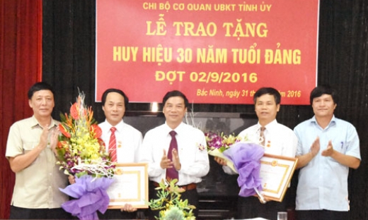 Trao tặng Huy hiệu Đảng cho đảng viên