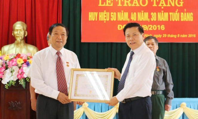 Lãnh đạo tỉnh dự Lễ trao tặng Huy hiệu Đảng tại các địa phương