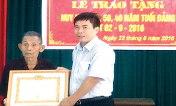 Trao tặng Huy hiệu Đảng đợt 2-9