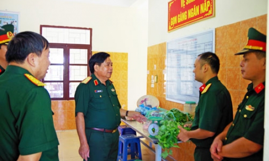 Chính ủy Quân khu 1 kiểm tra Trường Quân sự tỉnh và Trung đoàn 833 