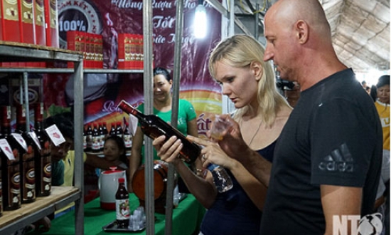 Khai mạc Hội chợ triển lãm Nho và Vang kết hợp Ẩm thực Ninh Thuận năm 2016  