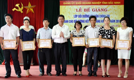 Đảng ủy Khối Doanh nghiệp tỉnh: Bế giảng lớp bồi dưỡng kết nạp Đảng khóa III 