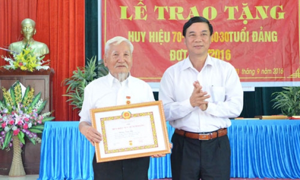 Đồng chí Nguyễn Hữu Quất, Phó Bí thư Thường trực Tỉnh ủy trao Huy hiệu Đảng tại huyện Lương Tài
