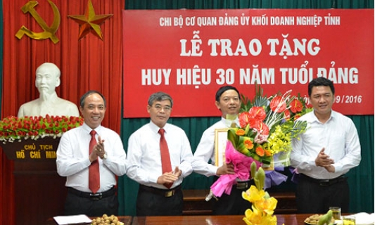 Trao tặng Huy hiệu Đảng cho đảng viên