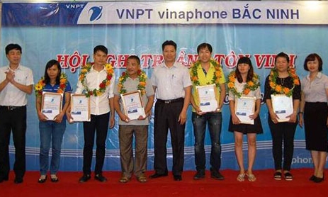 Trung tâm Kinh doanh VNPT Bắc Ninh trao thưởng điểm bán tiêu biểu xuất sắc năm 2016