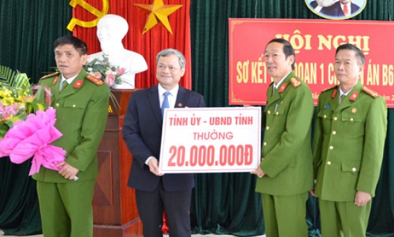Chủ tịch UBND tỉnh Nguyễn Tử Quỳnh khen thưởng Phòng Cảnh sát Kinh tế
