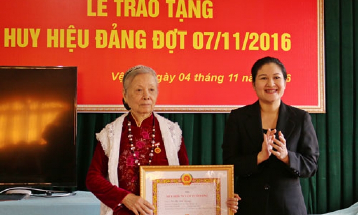 Phó Bí thư Tỉnh uỷ Nguyễn Thị Hà dự lễ trao tặng Huy hiệu Đảng tại đảng bộ phường Vệ An