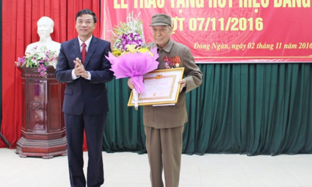 Phó Bí thư Thường trực Tỉnh ủy Nguyễn Hữu Quất dự lễ trao Huy hiệu Đảng tại Đảng bộ phường Đông Ngàn