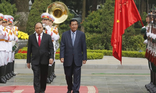 Thủ tướng Nguyễn Xuân Phúc hội đàm với Thủ tướng Campuchia Hun Sen