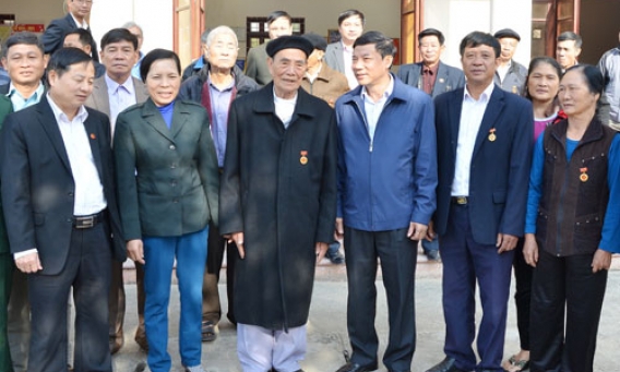 Phó Bí thư Thường trực Tỉnh ủy Nguyễn Hữu Quất dự sinh hoạt tại Chi bộ thôn Văn Phong, xã Châu Phong