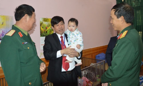 Bộ Tư lệnh Quân khu 1 thăm và tặng quà Tết tại Trung tâm nuôi dưỡng người có công và bảo trợ xã hội tỉnh
