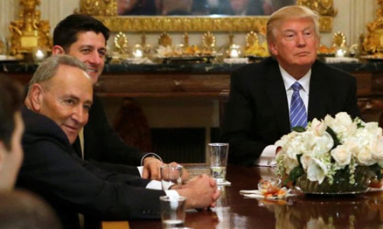 Tổng thống Donald Trump kí sắc lệnh rút khỏi TPP