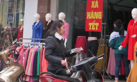 Hàng giảm giá, người tiêu dùng nên cẩn trọng 