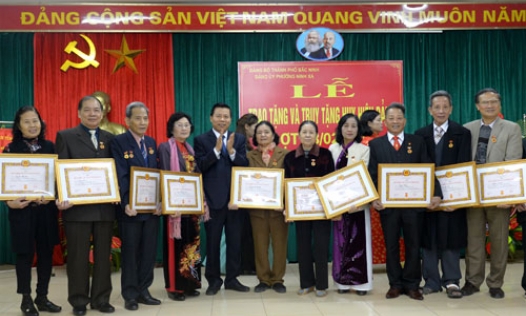 Bí thư Tỉnh ủy Nguyễn Nhân Chiến trao Huy hiệu Đảng tại phường Ninh Xá