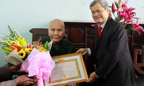 Chủ tịch UBND tỉnh Nguyễn Tử Quỳnh dự Lễ trao tặng Huy hiệu Đảng