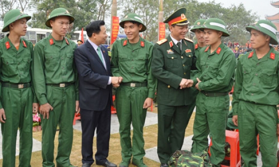 Giao quân trang trọng, an toàn, đủ chỉ tiêu