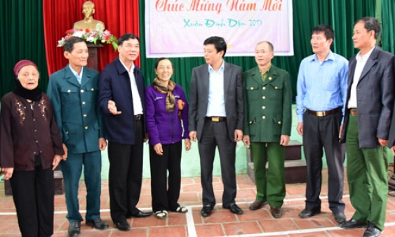 Phó Bí thư Thường trực Tỉnh ủy Nguyễn Hữu Quất dự sinh hoạt tại chi bộ cơ sở