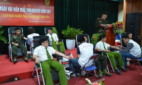 Hiến máu tình nguyện và trao tặng Kỷ niệm chương “Vì thế hệ trẻ” 