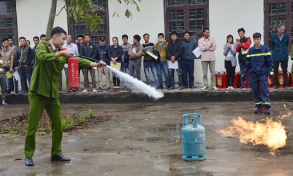 Tuyên truyền, hướng dẫn về phòng cháy, chữa cháy và cứu nạn, cứu hộ cho các nhà kết hợp ở với kinh doanh trên địa bàn xã Yên Trung