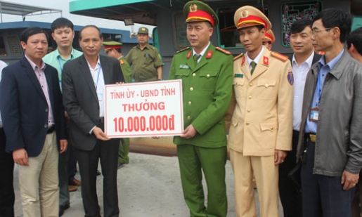 Lãnh đạo tỉnh khen thưởng lực lượng bắt tàu khai thác cát trái phép