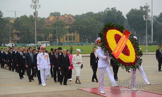 Nhà vua và Hoàng hậu Nhật viếng lăng Chủ tịch Hồ Chí Minh