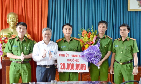 Chủ tịch UBND tỉnh khen thưởng Phòng Cảnh sát Điều tra tội phạm về ma túy