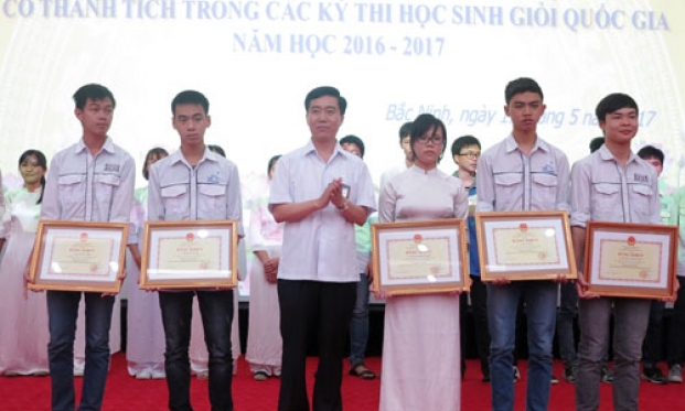 Khen thưởng học sinh giỏi Quốc gia và giáo viên bồi dưỡng học sinh đạt giải Quốc gia năm học 2016-2017