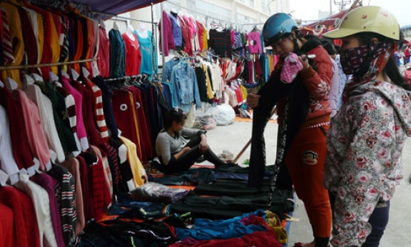 Chợ truyền thống thưa vắng hàng Việt