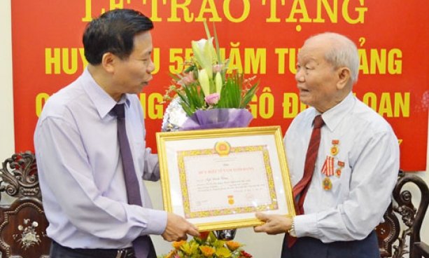 Các đồng chí lãnh đạo tỉnh dự lễ trao Huy hiệu Đảng tại các địa phương