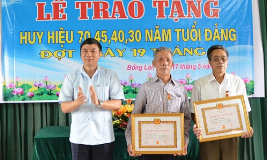 Phó Bí thư Thường trực Tỉnh ủy Nguyễn Hữu Quất trao tặng Huy hiệu Đảng đợt 19-5