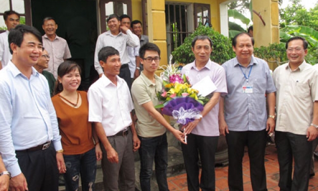 Lãnh đạo tỉnh chúc mừng và tặng thưởng hai học sinh xuất sắc nhất kỳ thi THPT Quốc gia năm 2017