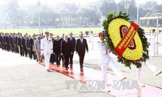 Lãnh đạo Đảng, Nhà nước tưởng niệm các Anh hùng Liệt sĩ và vào Lăng viếng Chủ tịch Hồ Chí Minh