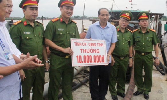 Khen thưởng Công an huyện Gia Bình trong công tác phòng, chống khai thác cát sỏi lòng sông trái phép