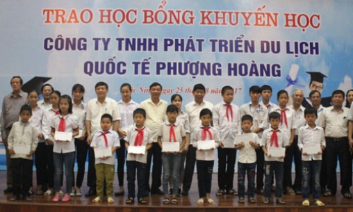 Trao 200 suất học bổng cho học sinh có hoàn cảnh khó khăn