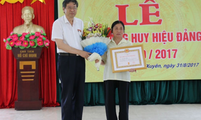 Toàn tỉnh: 1.112 đảng viên được trao Huy hiệu Đảng đợt 2/9
