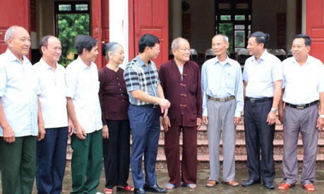 Đồng chí Nguyễn Hữu Quất, Phó Bí thư Thường trực Tỉnh ủy dự sinh hoạt chi bộ tại thôn Ngô Xá (Tiên Du)