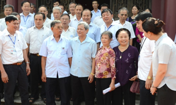 Phó Bí thư Tỉnh ủy, Chủ tịch UBND tỉnh Nguyễn Tử Quỳnh dự sinh hoạt Chi bộ tại thôn Nhân Hữu (Gia Bình)