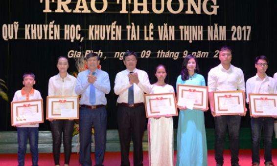 Trao thưởng Quỹ khuyến học khuyến tài Lê Văn Thịnh 