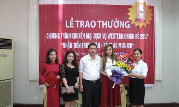 Agribank Chi nhánh thành phố Bắc Ninh trao thưởng Iphone 7 cho khách hàng trúng thưởng chương trình khuyến mại kiều hối WU