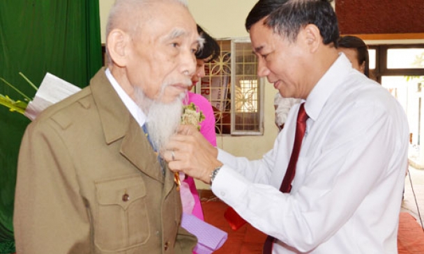 Phó Bí thư Thường trực Tỉnh ủy Nguyễn Hữu Quất dự Lễ trao tặng Huy hiệu Đảng tại Đảng bộ phường Châu Khê